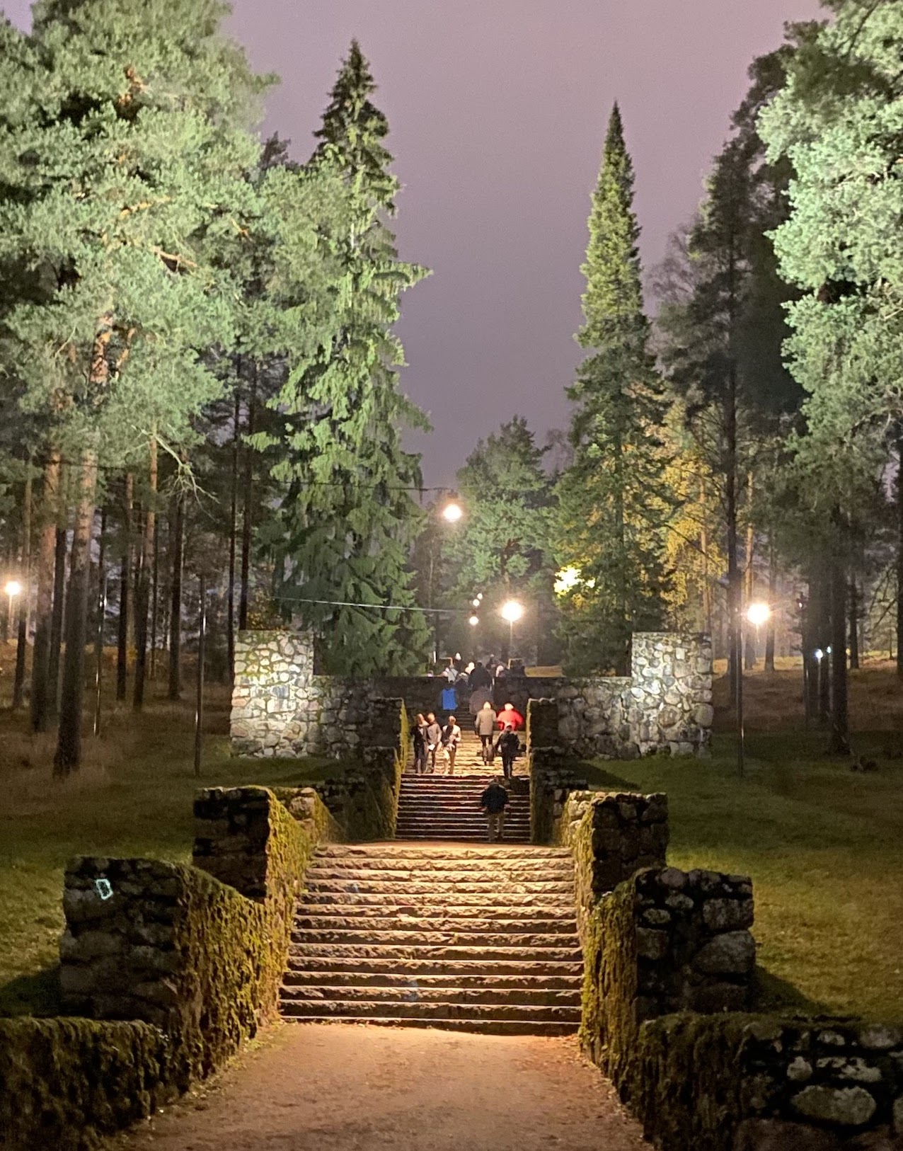 Perjantaina kapusimme portaat Jyväskylän Harjun päällä sijaitsevaan Vesilinnana tunnettuun vesitorniin.