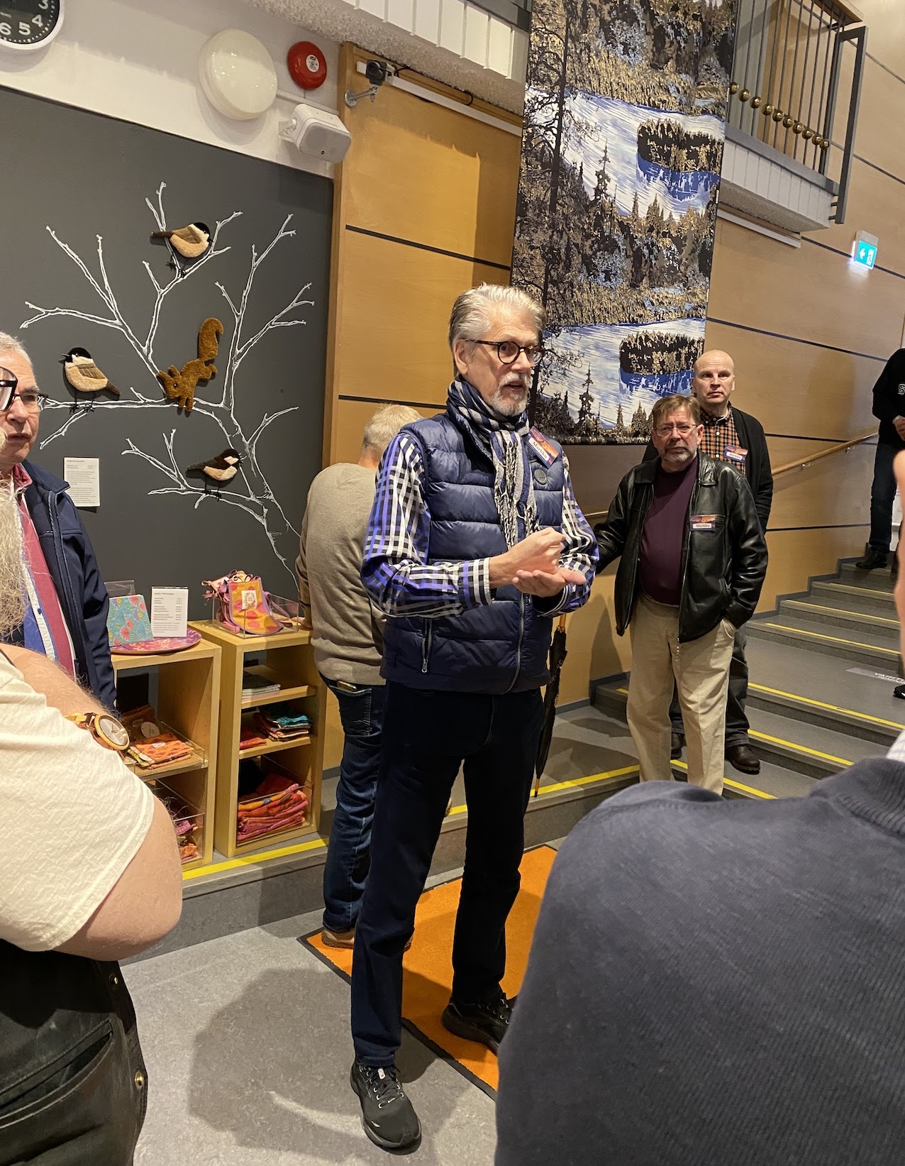 Markku Piri johdatteli meidät taiteilijatarinansa vuosikymmeniin, joiden varrelta näyttelyyn oli koottu edustava ja näyttävä kokoelma töitä Markun uran varrelta.