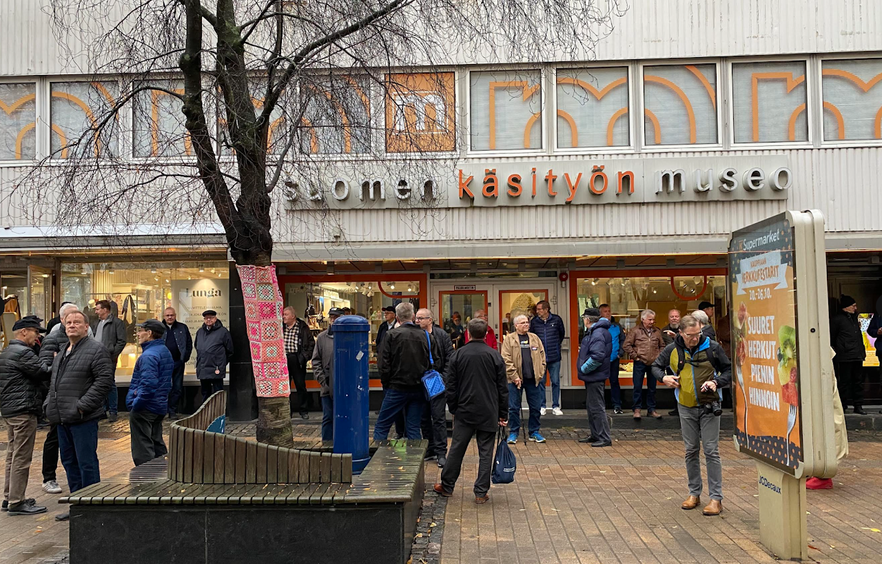 Hetkinen aikaa Markku Pirin näyttelyn jälkeen ennen kuin matka jatkui busseilla Laukaaseen.