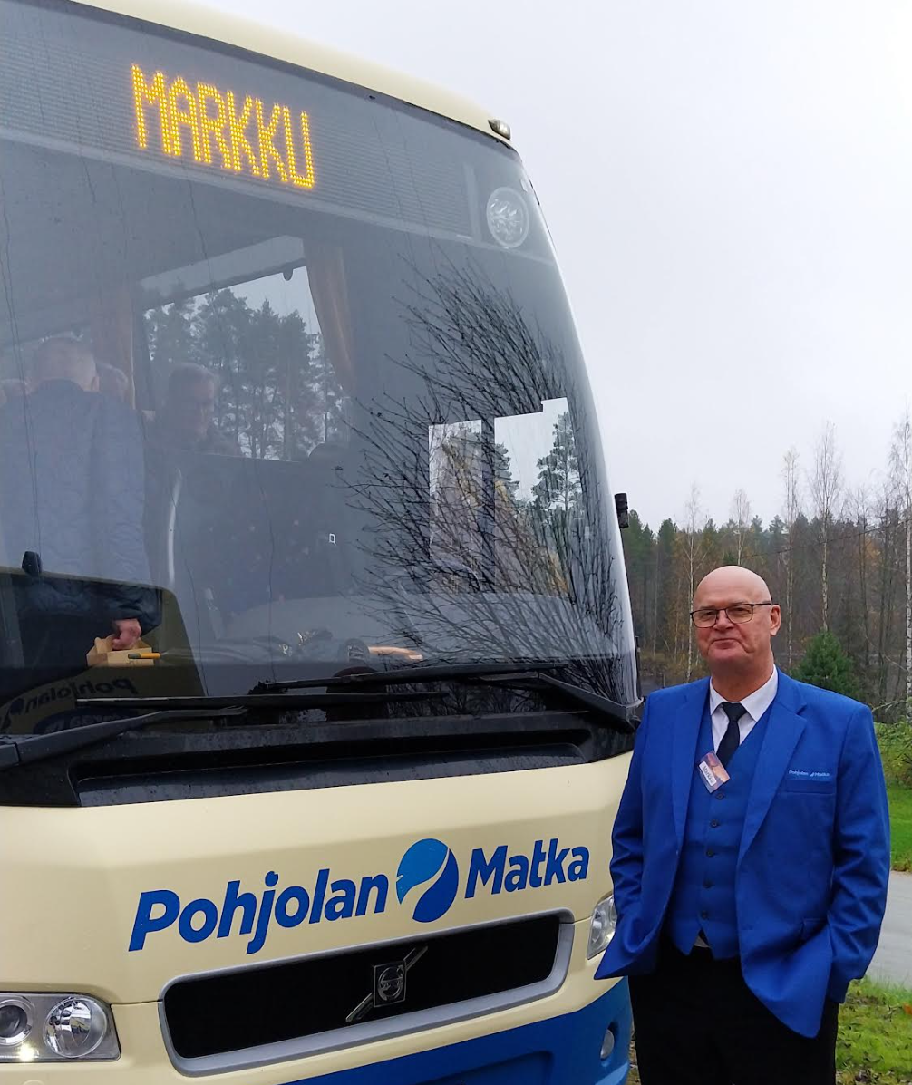 Olivat löytäneet sopivan kuljettajan joukollemme. Markku Tuominen kaasutteli bussilla ja Markku-liiton jäseneksi saatuaan lauantain aikana vähintään riittävästi motivointia.