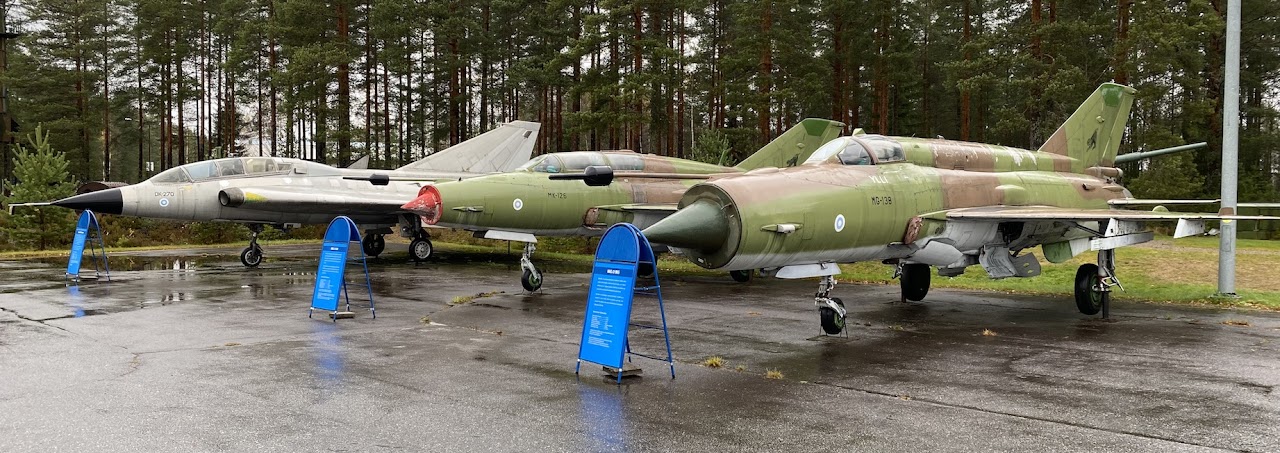 Museon kaikki koneet eivät sisälle mahdu, joten osa veteraanikoneista on ulkona. Rivissä vasemmalta Saab Draken, MiG 21 ja myöhemmän tuotannon MiG 21 Bis.
