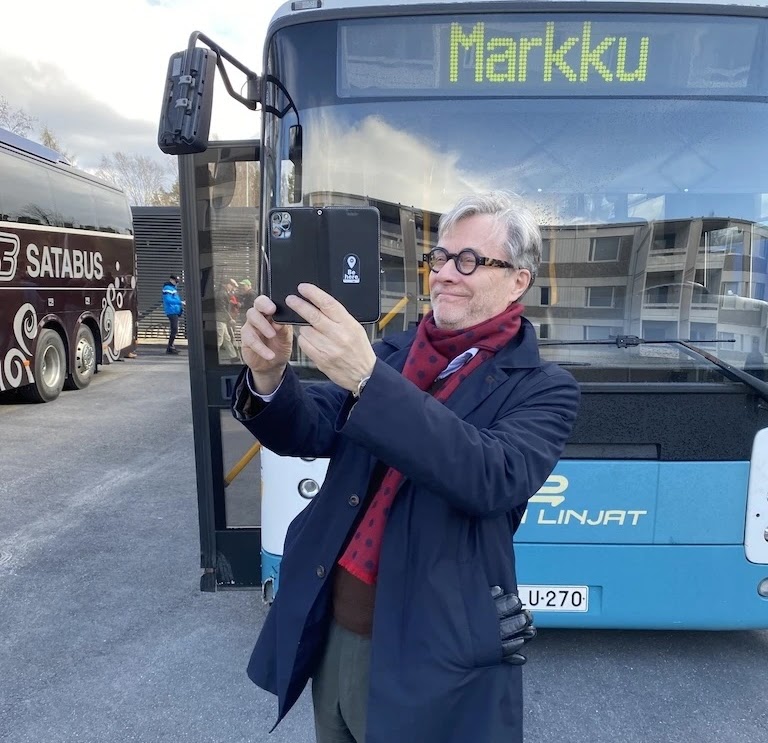 Bussin edessä selfittää Vuoden Markku 2021, Markku Mäkijärvi.