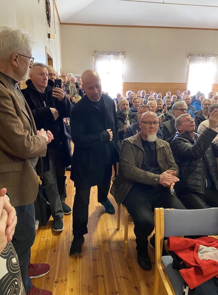 Massut täynnä hyvin mielin päästiin Markunpäivänjuhlan ensimmäiseen huipentumaan, Vuoden Markun julkistamiseen. Ahtaaksi käyneen käytävän läpi joutui tällä kertaa Vuoden Markku tiensä salin lavalle löytämään.