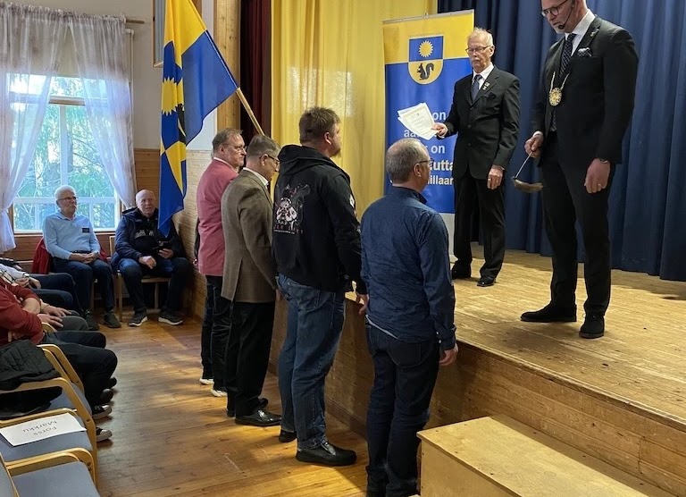 Aikataulun tiivistämiseksi Markut tulivat Söör-toimitukseen viiden ryhmissä.