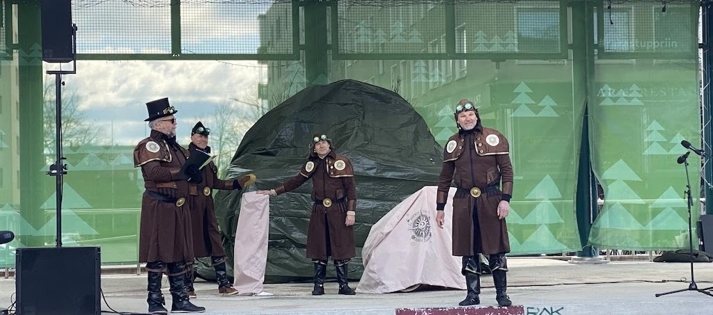 Lavalla heiluivat huomiota herättäneissä hienoissa steampunk-henkisissä roolivaatteissaan Puhemarkku (Sandell), Kuriirimarkku (Matikka), Tiedemarkku (Salminen) ja Markurius (Rimpelä).