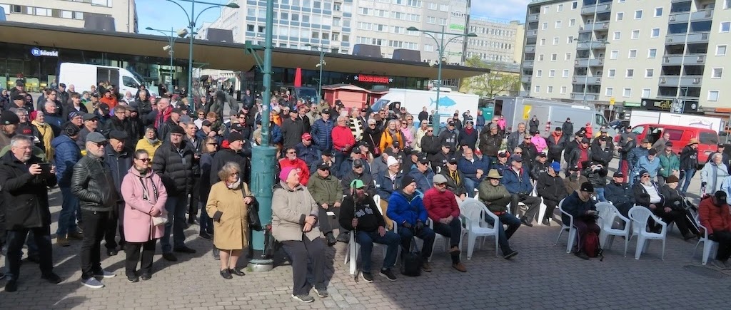 Markun kesäjulistus keräsi Porin kauppatorille viileästä säästä huolimatta yli kolmesataa katsojaa. Lisäksi koko tapahtuma muotinäytöksen ja taukohaastattelujen kera striimattiin suorana verkkoon.