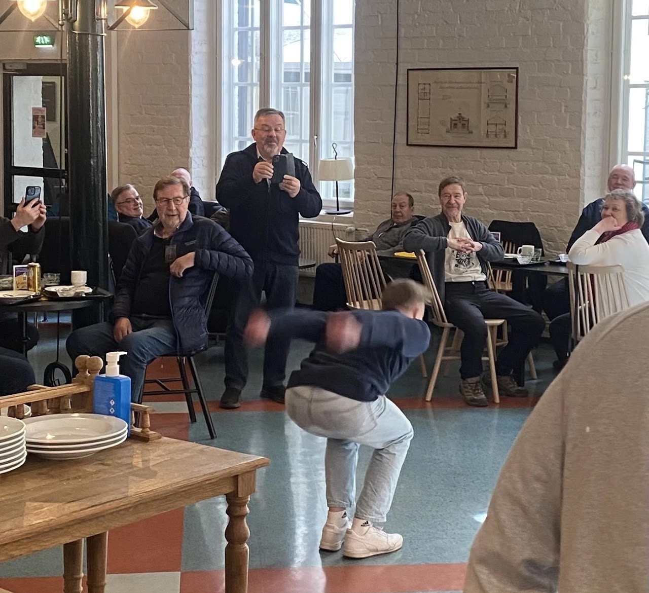 Näin järjestellään vatsaan lisätilaa tiivistämällä lounaan alla syödyt Söörwurstit. Voltti paikallaan ja siinä se! Markku Keski-Oja näyttää mallia.