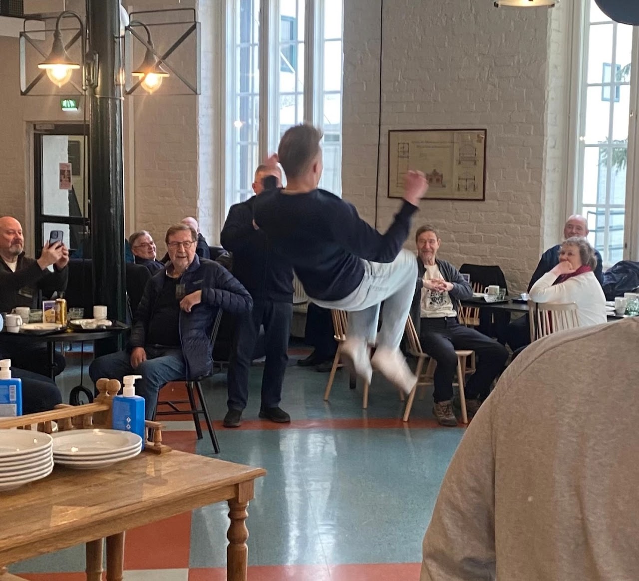 Ensimmäisessä kuvassa näemme ponnistusvaiheen ja toisessa ollaan jo hyvän matkaa menossa ympäri. Aplodit ansaittu! Tapahtumapaikka oli yliopistokeskuksen ravintola Sofia ja lauantain lounas.