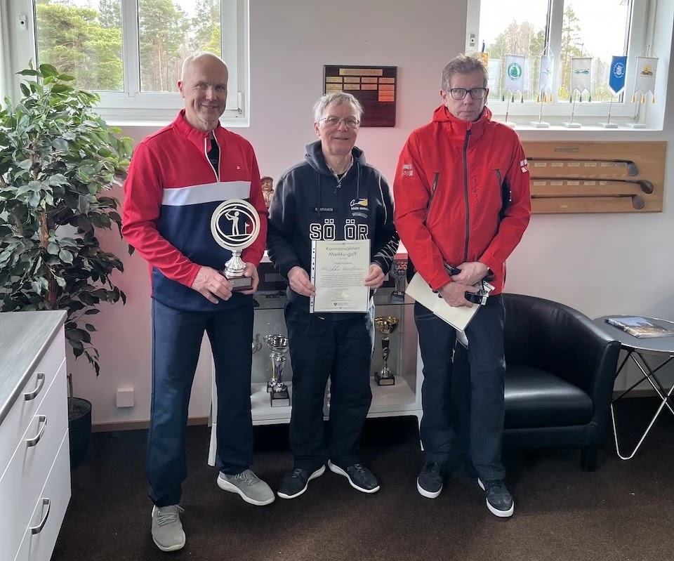 II Markku Golfin ykköset ryhmäkuvassa. Vasemmalla koko kisan voittaja Markku Matikka, jonka matkassa Kaimapoika-pokaali lähti ainakin vuodeksi Tampereelle. Keskellä Markku Rantanen, joka vei nimiinsä pistebogey-kisan ja oikealla lähimmäksi lippua lyönnillään päässyt Markku Linkomaa.
