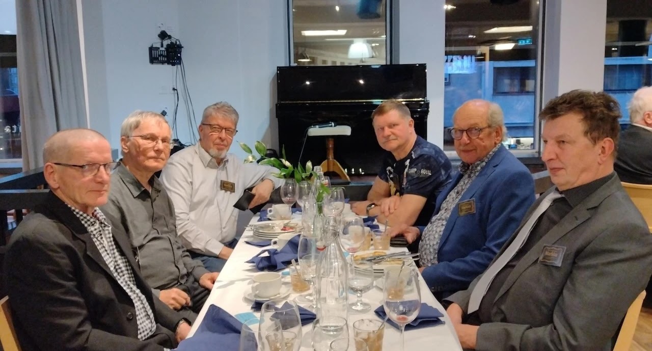 Salon seudun tuttu joukko oli jälleen matkassa mukana. Tässä perjantai-ilta Vaakunassa syödyn illallisen sulatteluvaiheessa.